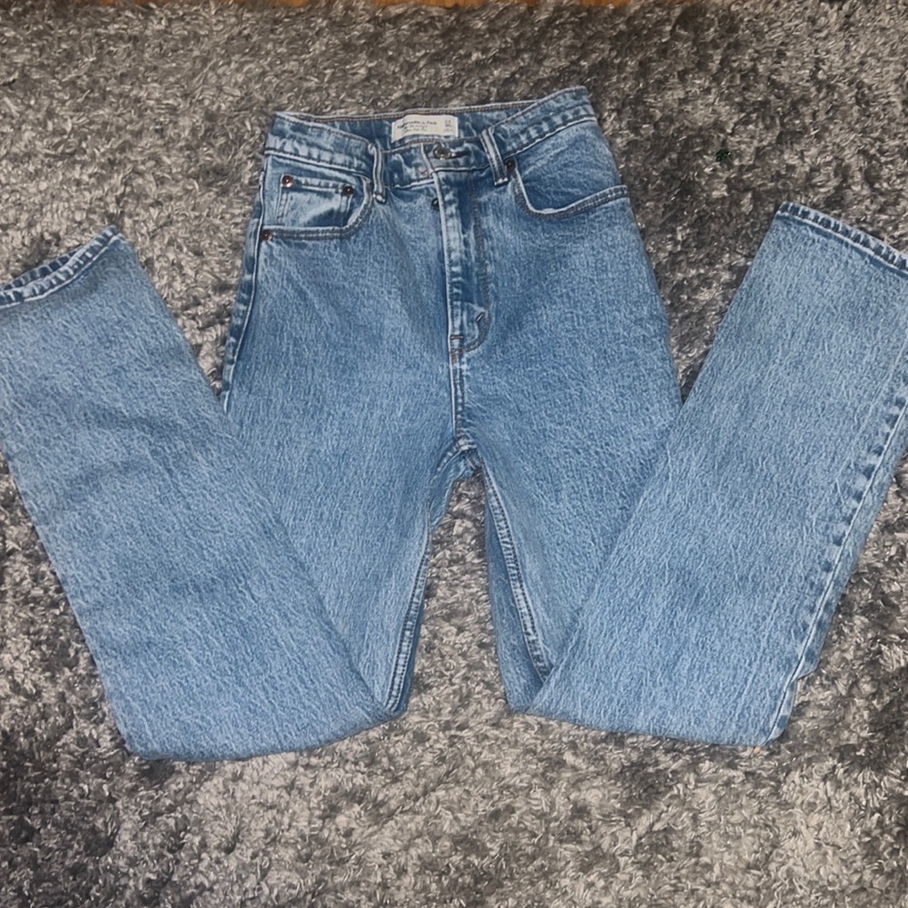 Abercrombie 90’s Straight Ultra High arise Medium Wash Jeans Size 00